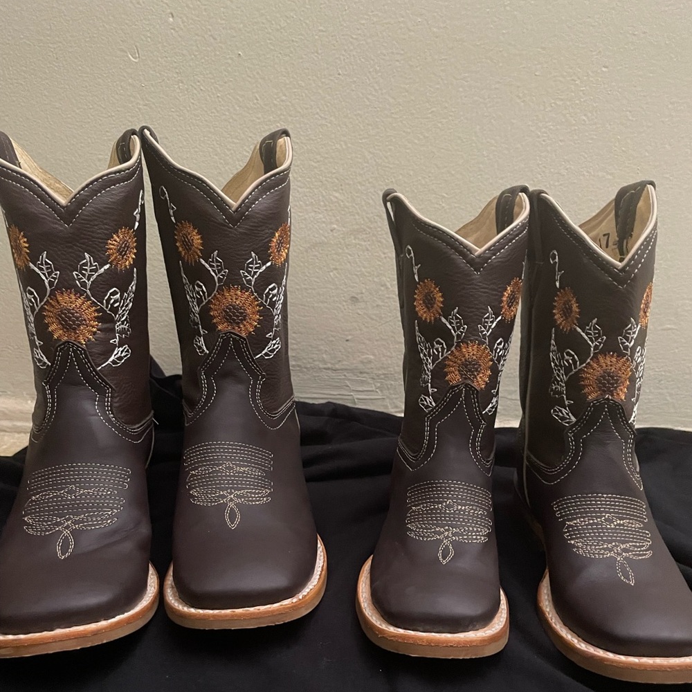 Girls leather boots. New, never worn